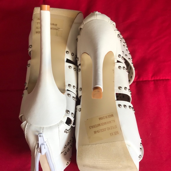 🔲⚫️”NWB”⚫️🔲 UNIQUE WHITE STUDDED PLATFORMS HEELS - Picture 3 of 7